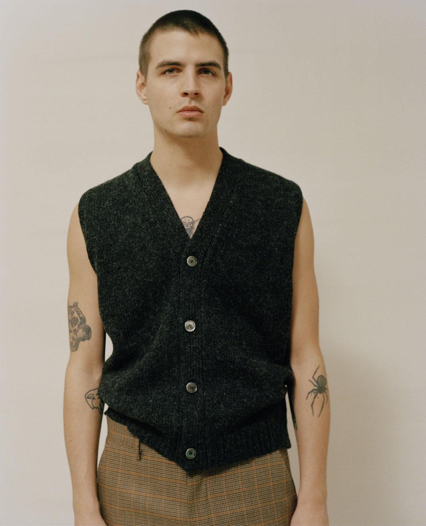 STEVEN VEST . DARK GREY